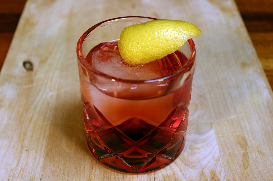 Ein Negroni mit Orangenzeste